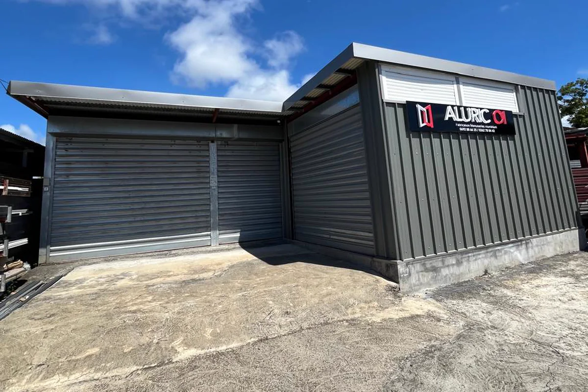 L'atelier Aluric OI à Saint-André, enseigne en façade et rideaux métalliques