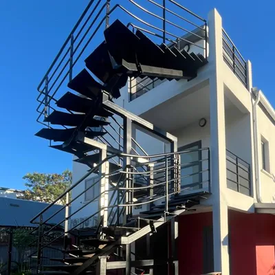 Escalier hélicoïdal et garde-corps aluminium sur une façade