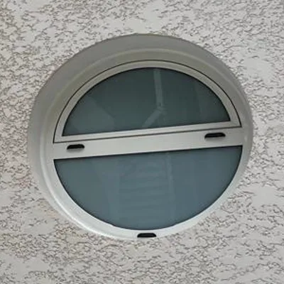 Œil-de-bœuf aluminium sur mesure vu de la façade