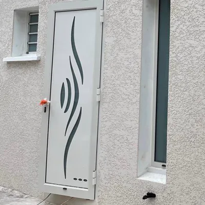 Porte de service aluminium à motif ondulé découpé sur mesure