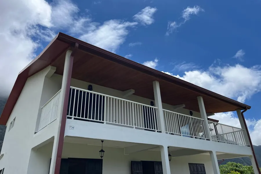 Garde-corps aluminium blanc barreaudé le long d'un balcon d'étage