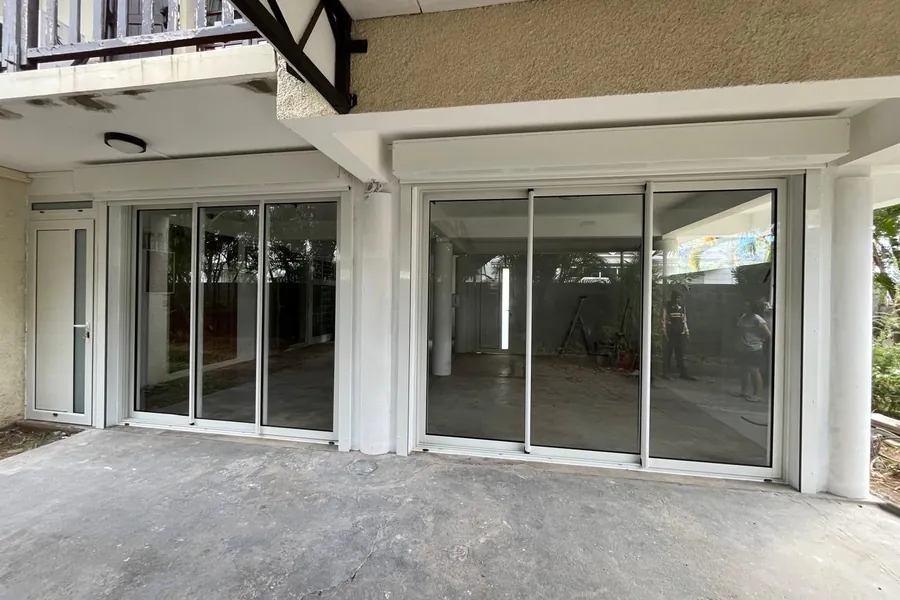 Baies vitrées coulissantes aluminium blanc avec volets roulants et porte de service